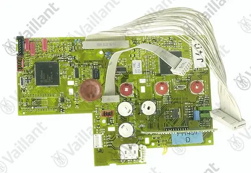 Grüne Leiterplatte von Vaillant mit mehreren elektronischen Bauteilen, darunter Chips, Widerstände und Anschlüsse. Sichtbare Verbindungsleitungen zu verschiedenen Komponenten.